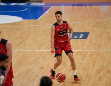 AZ ÉLVONALBÓL ERŐSÍTETTÜNK