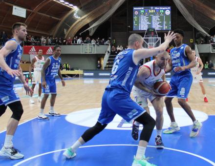 ÉLESEBB VOLT AZ ASE, KIKAPTUNK PAKSON