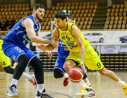 VÁLOGATOTT KIVÁLÓSÁGOKKAL ÉRKEZIK A LISTAVEZETŐ