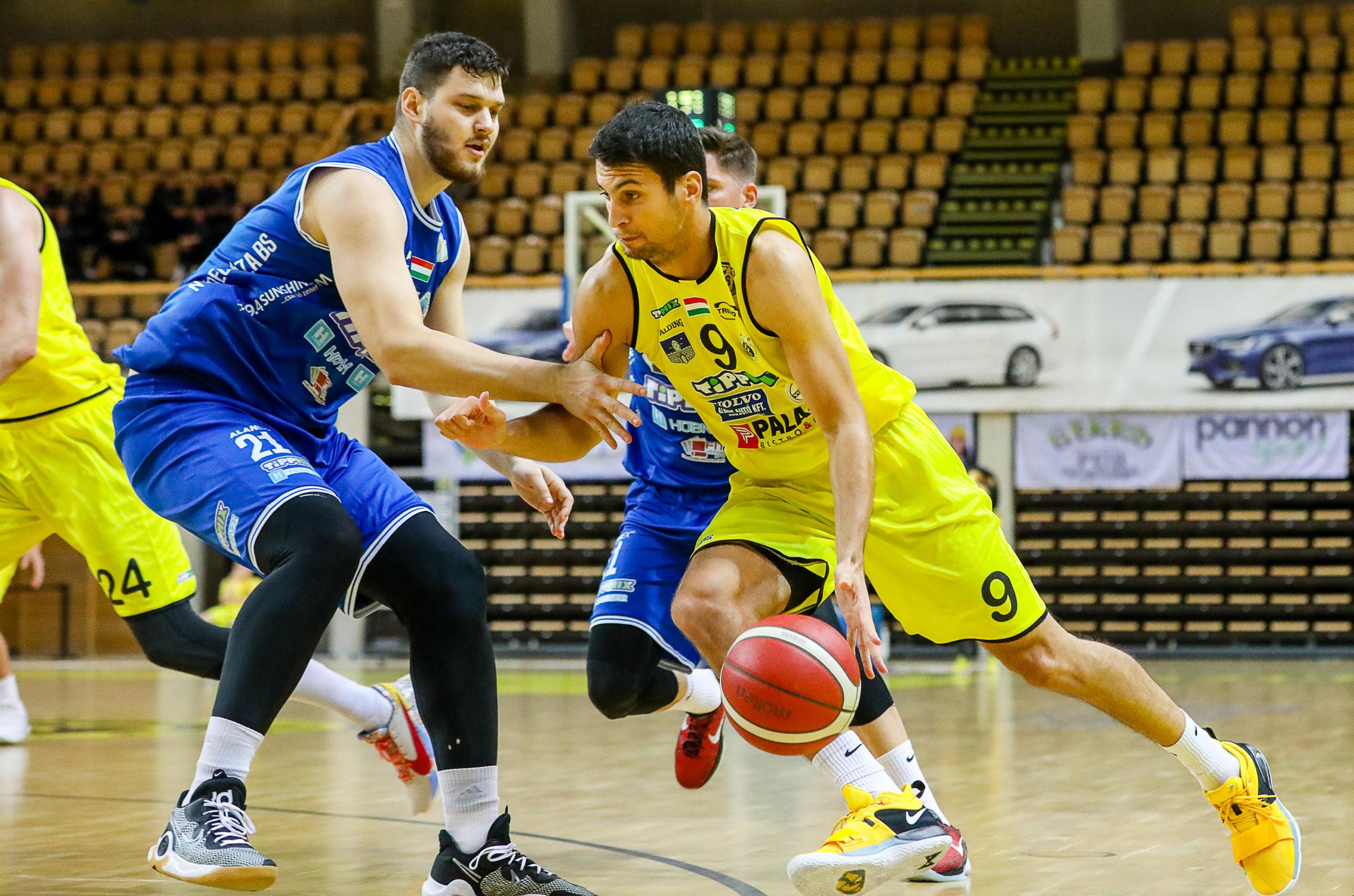 VÁLOGATOTT KIVÁLÓSÁGOKKAL ÉRKEZIK A LISTAVEZETŐ