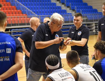 „A PÁLYÁN ÉS A HÁTTÉRBEN IS ÉPÜL A KLUB”