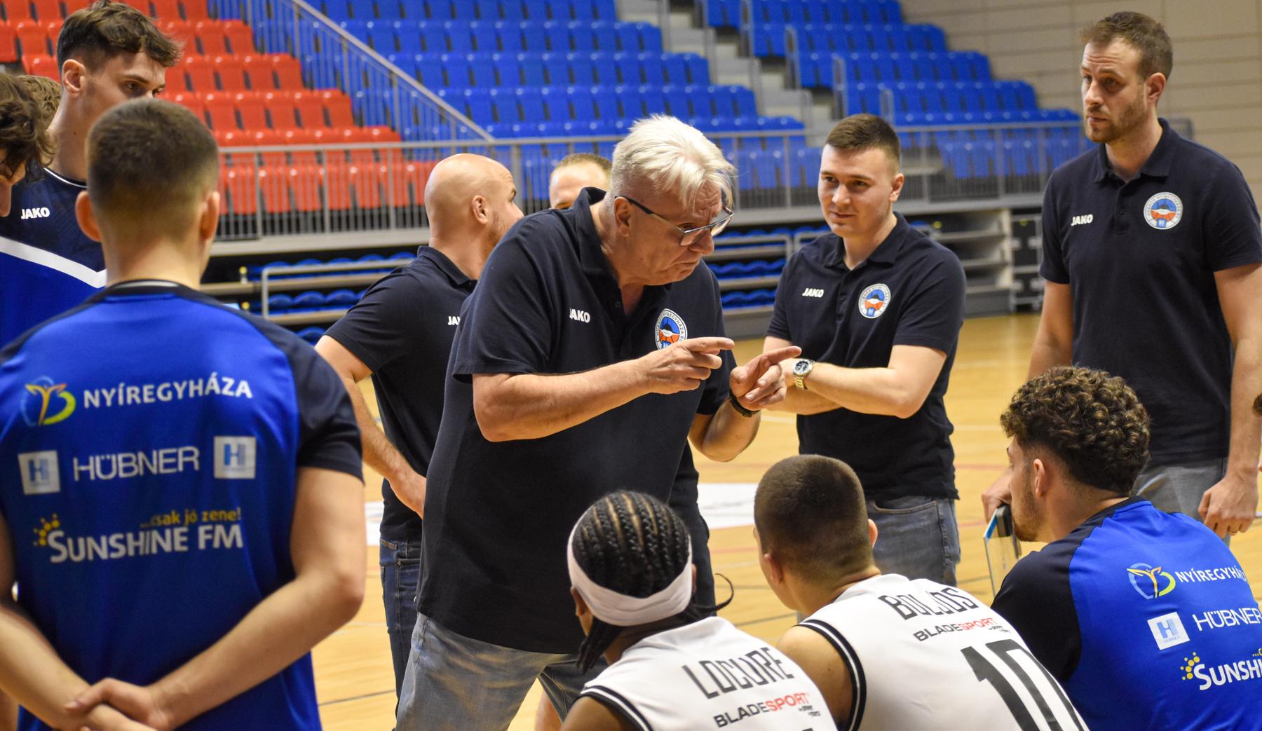 „A PÁLYÁN ÉS A HÁTTÉRBEN IS ÉPÜL A KLUB”