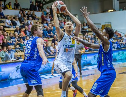 IDEGENBEN VESZÉLYES ALBA ÉRKEZIK