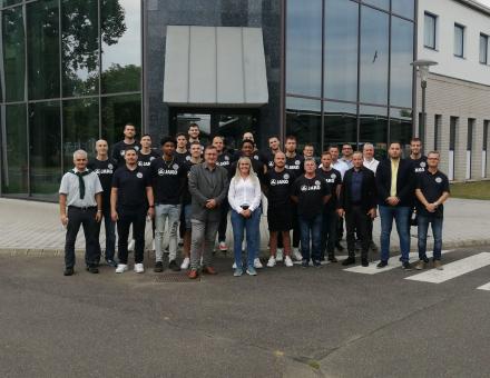 GYÁRLÁTOGATÁS, ISMERKEDÉS, CSAPATÉPÍTŐ – A HÜBNER VENDÉGSÉGÉBEN JÁRTUNK