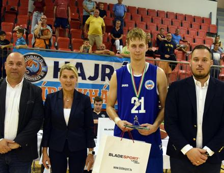 RUTINOS FIATALEMBER A SZOMSZÉDBÓL