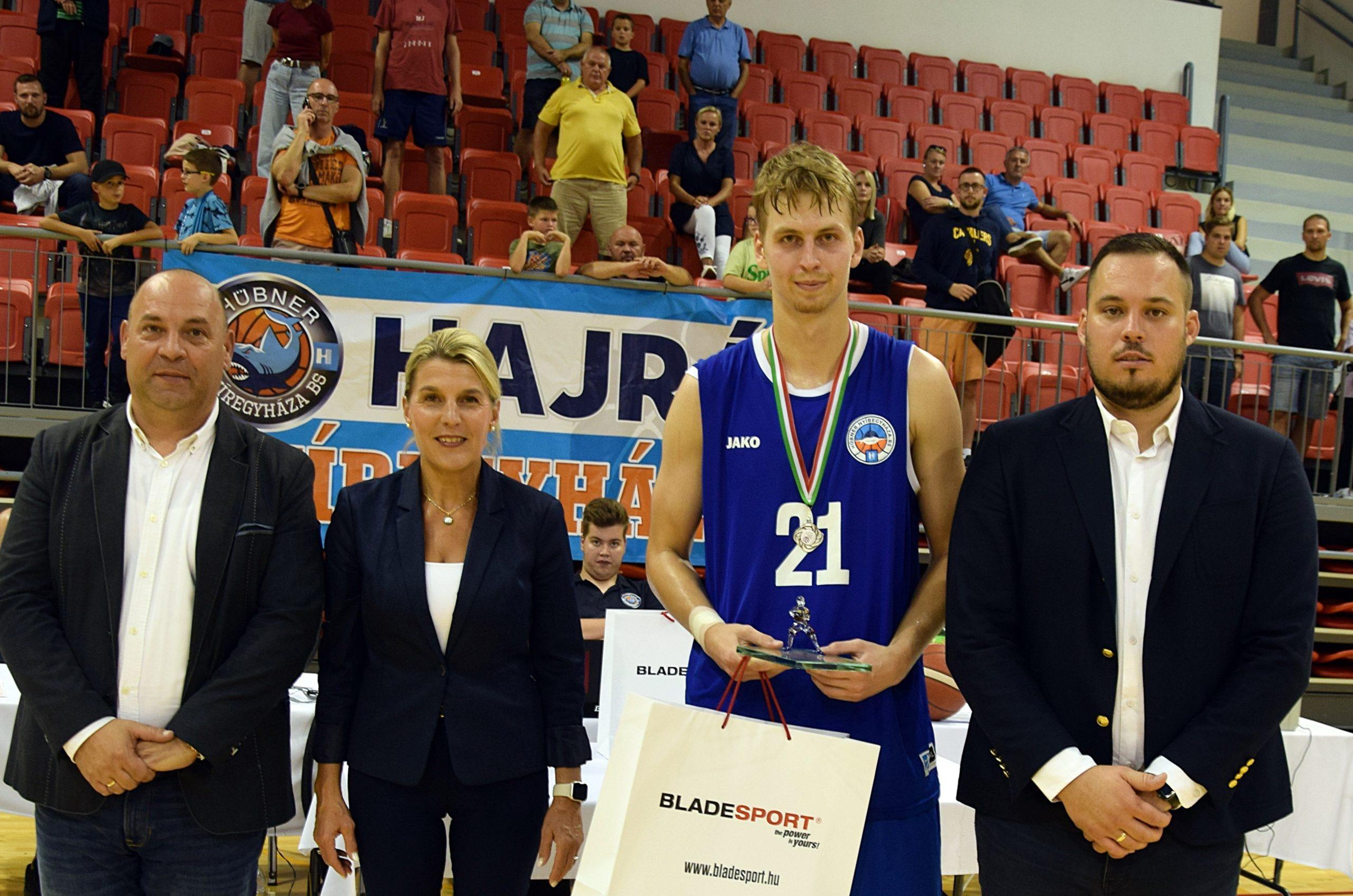 RUTINOS FIATALEMBER A SZOMSZÉDBÓL