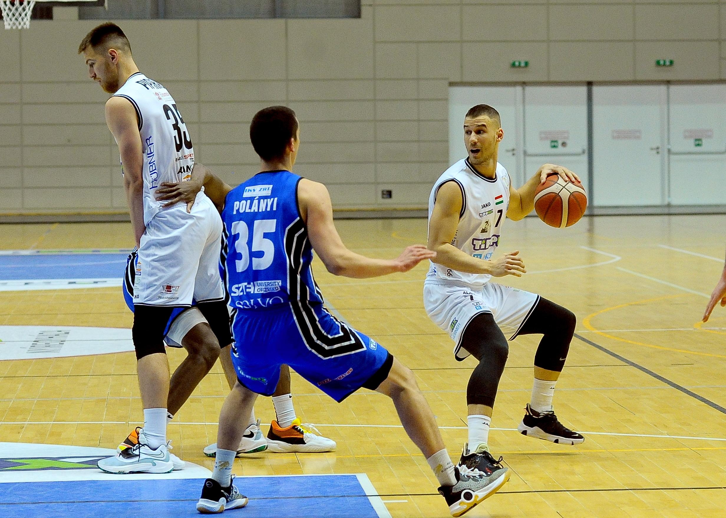 AZ ÉLVONALBAN BEFEJEZI A CSAPATKAPITÁNY