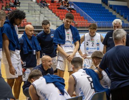 KLUBUNK EDZŐVÁLTÁS MELLETT DÖNTÖTT