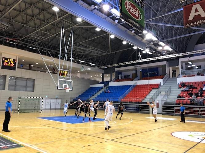 Erősen vitatható játékvezetői ítélet mellett drámai csatában szenvedtünk vereséget