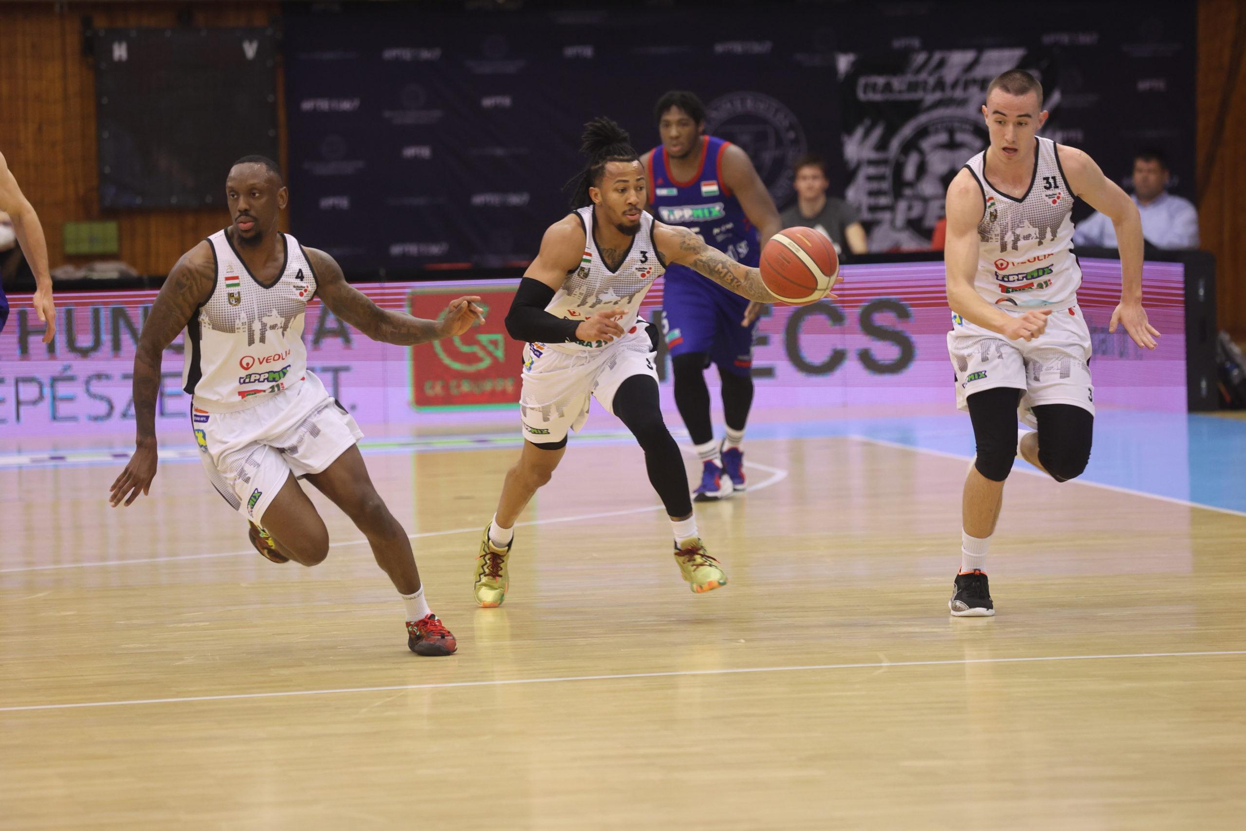 ÚJ EDZŐ IRÁNYÍTÁSÁVAL KAPASZKODNA MEG A PÉCS