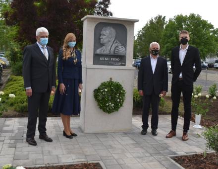 TISZTELGÉS SITKU ERNŐ EMLÉKE ELŐTT