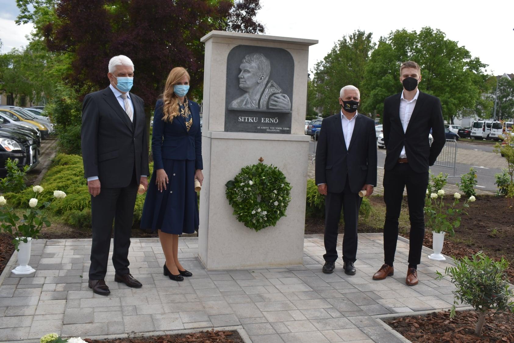 TISZTELGÉS SITKU ERNŐ EMLÉKE ELŐTT