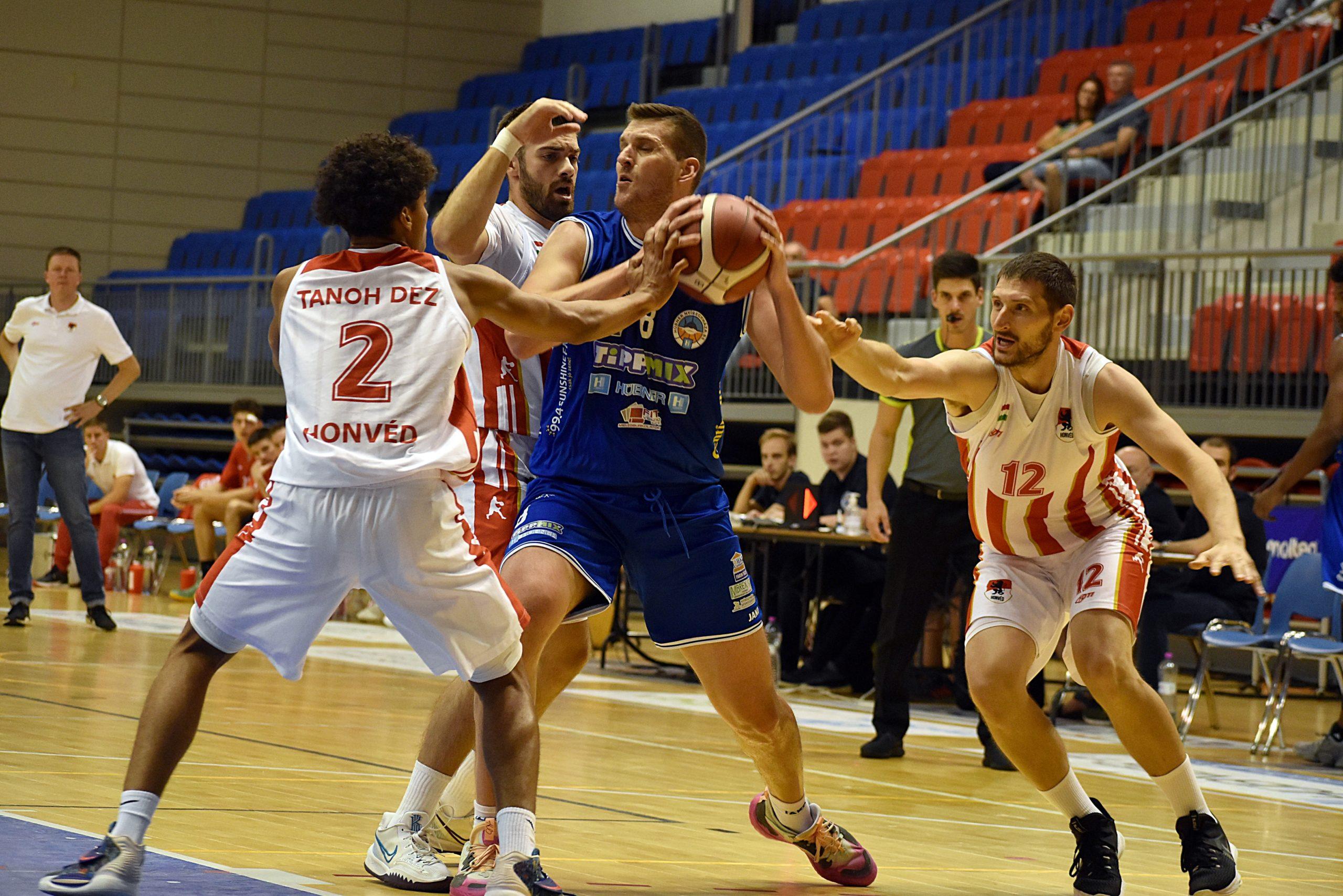 LÁTVÁNYOS JÁTÉKKAL KEZDTÜK AZ EMLÉKTORNÁT