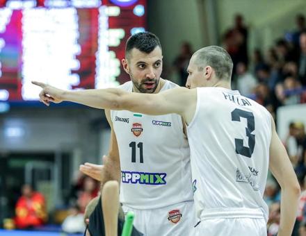 A LISTAVEZETŐ ELLEN DEBÜTÁLUNK HAZAI PÁLYÁN